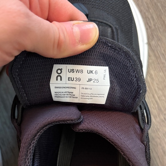 On Running women’s  Athletic Sneakers in Black and White (Wide size 8) - Picture 6 of 6